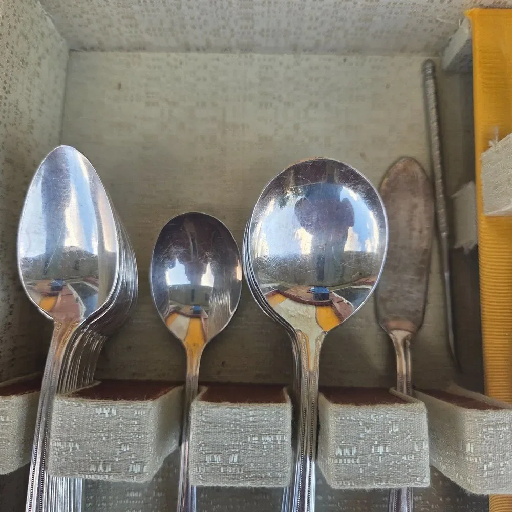 1847 Rogers Bros Remembrance Silverplate 50pc Flatware Set Wood Chest Vintage